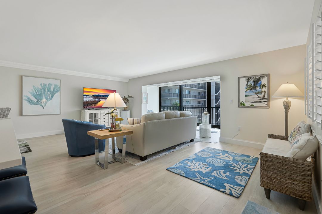222 Harbour Dr #407, Naples, FL 34103