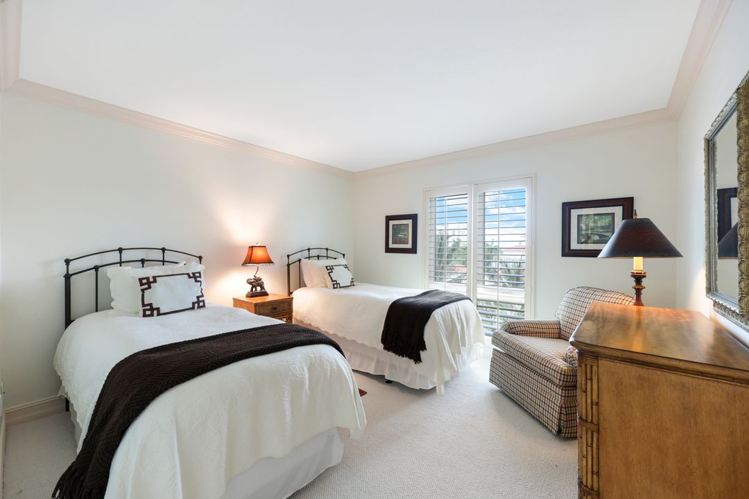 250 Park Shore Dr, Naples, FL 34103