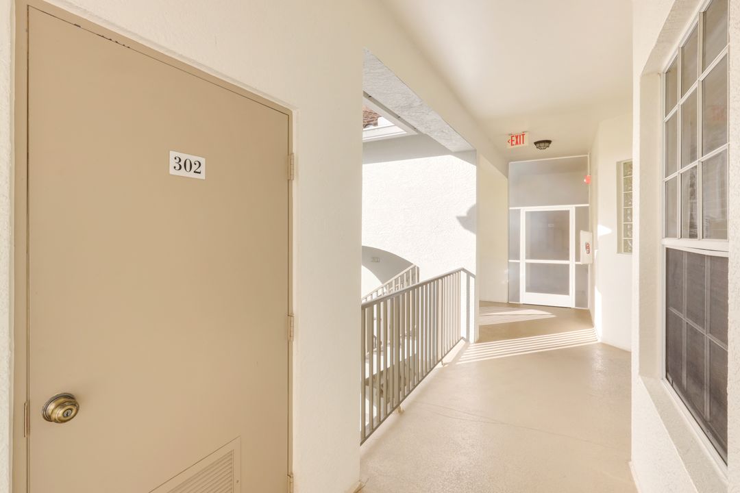 8267 Parkstone Pl #302, Naples, FL 34120