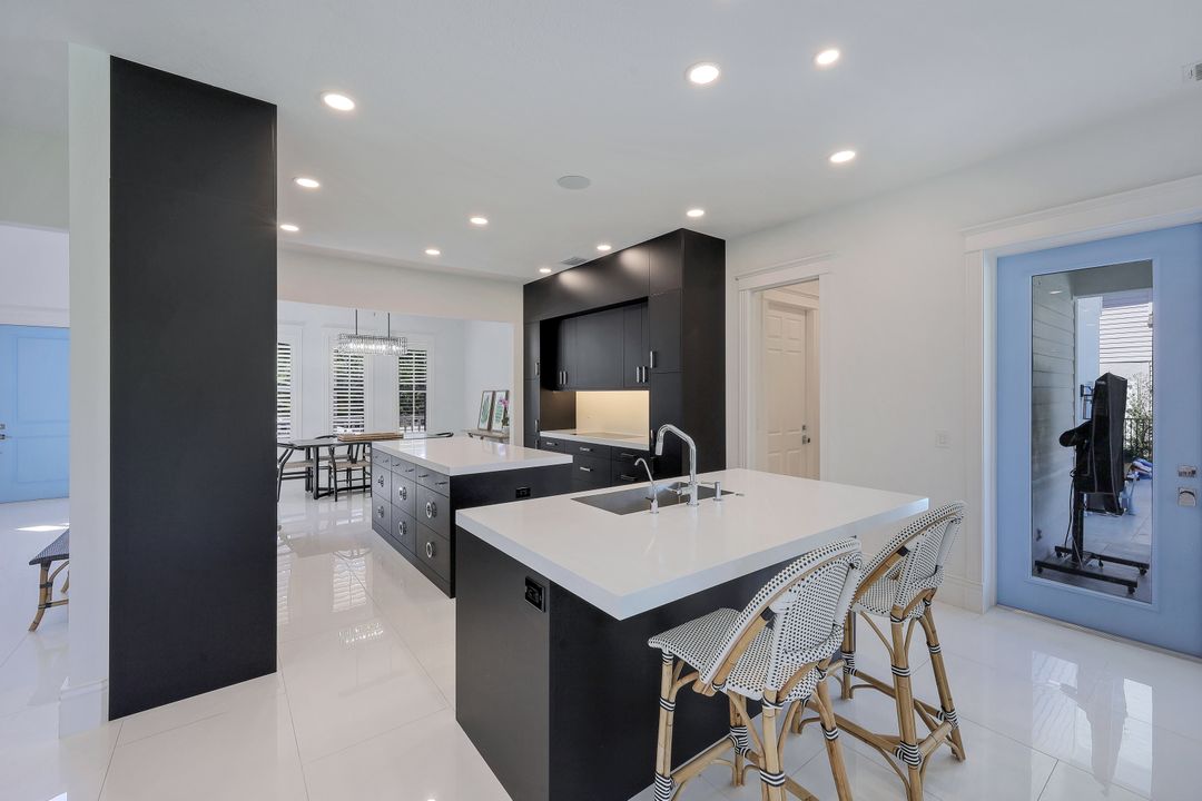514 Corbel Dr, Naples, FL 34110