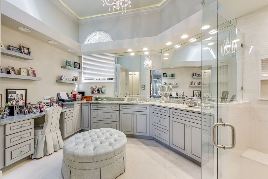7913 Via Vecchia, Naples, FL 34108