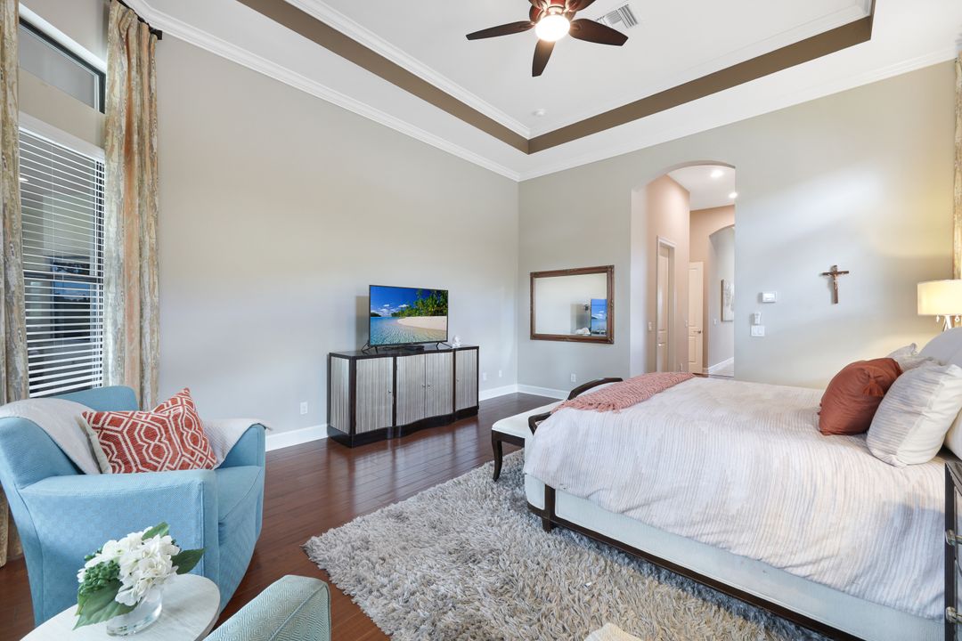 8678 Amour Ct, Naples, FL 34119