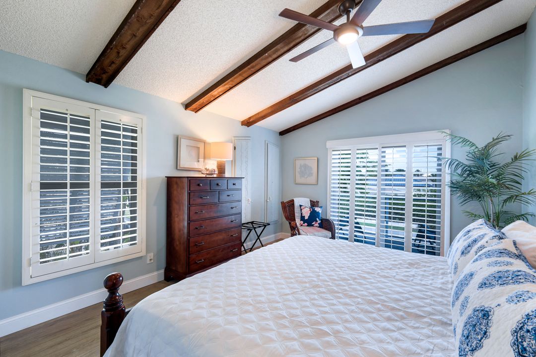 9602 Vanderbilt Dr, Naples, FL 34108