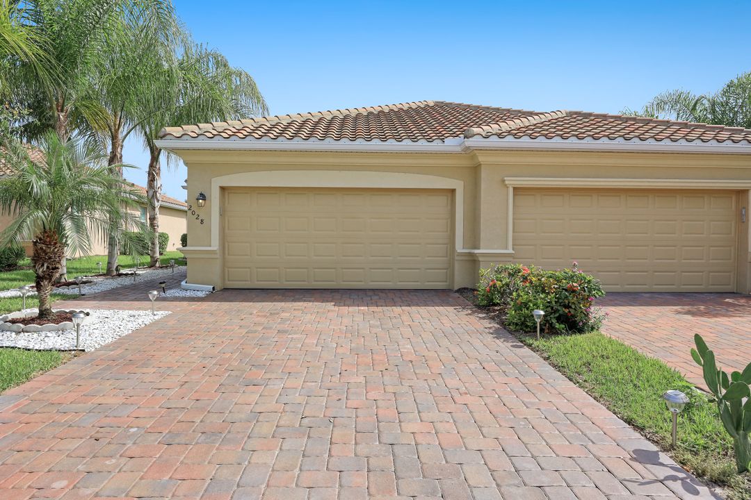2028 Wellington St, Naples, FL 34120