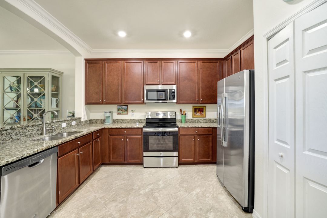 2072 Wellington St, Naples, FL 34120