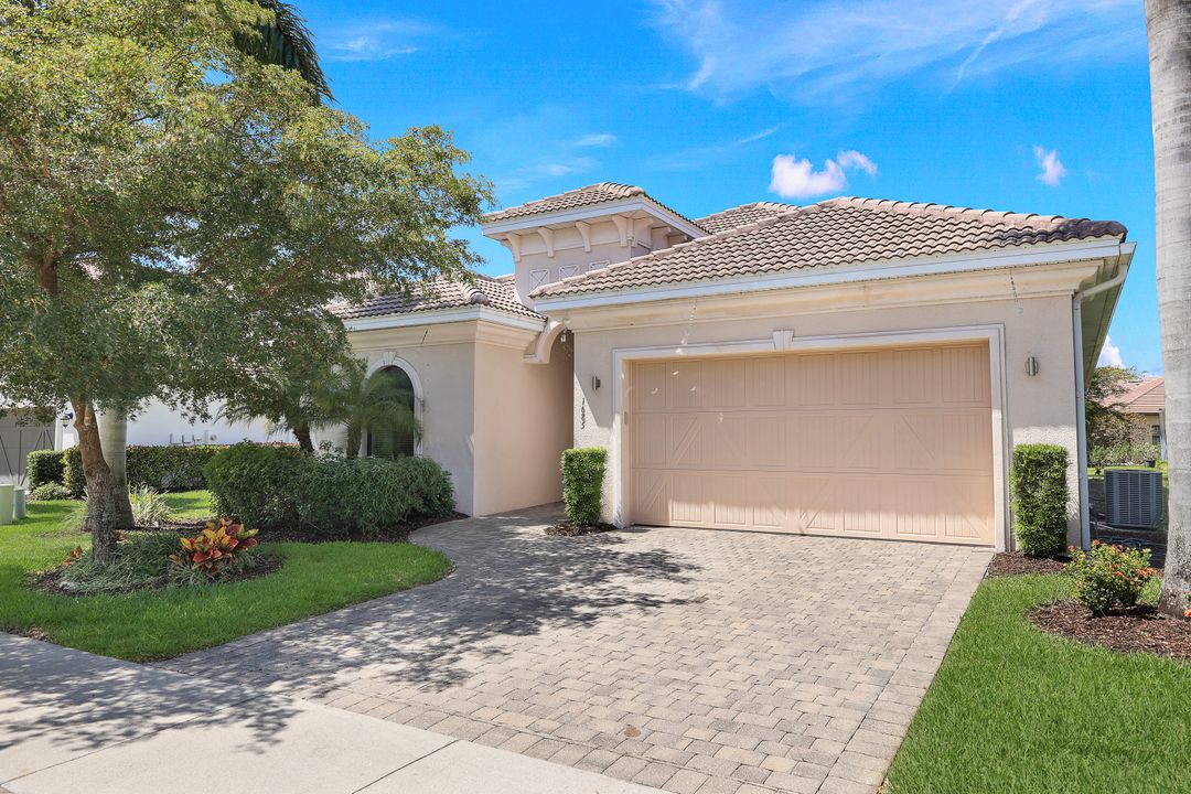 1685 Serrano Cir, Naples, FL 34105
