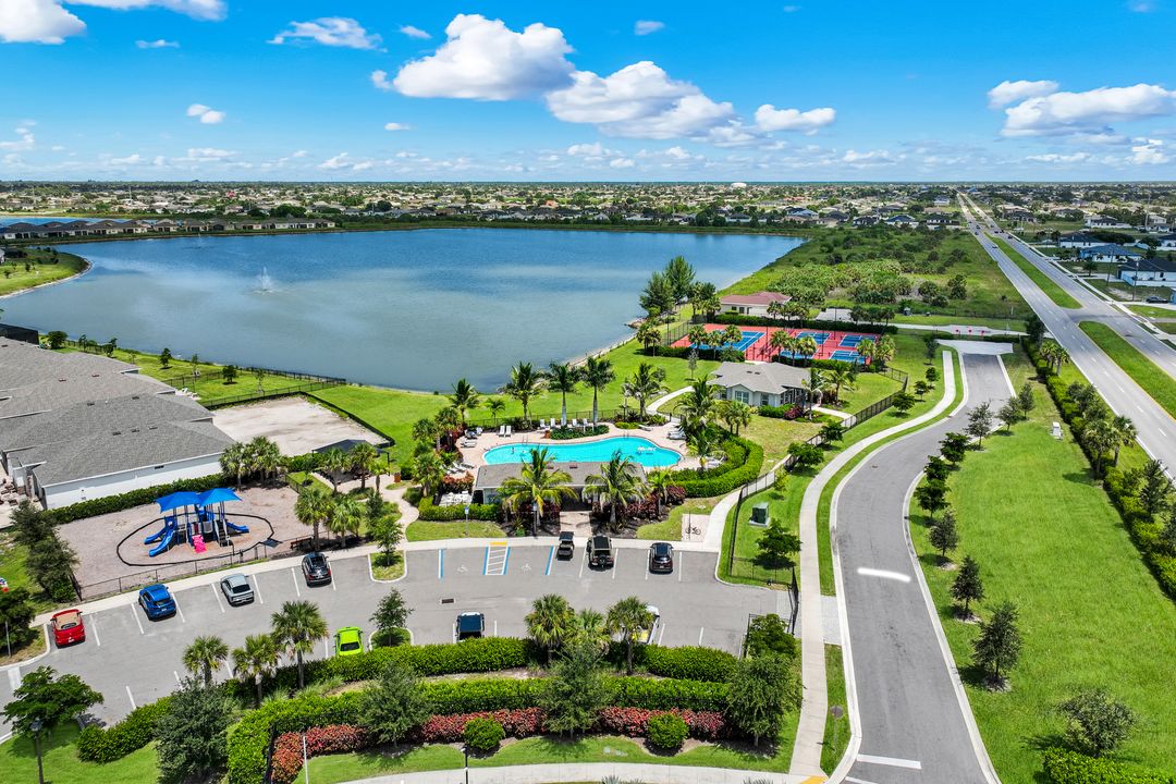 950 Stonewater Lk Ter, Cape Coral, FL 33993