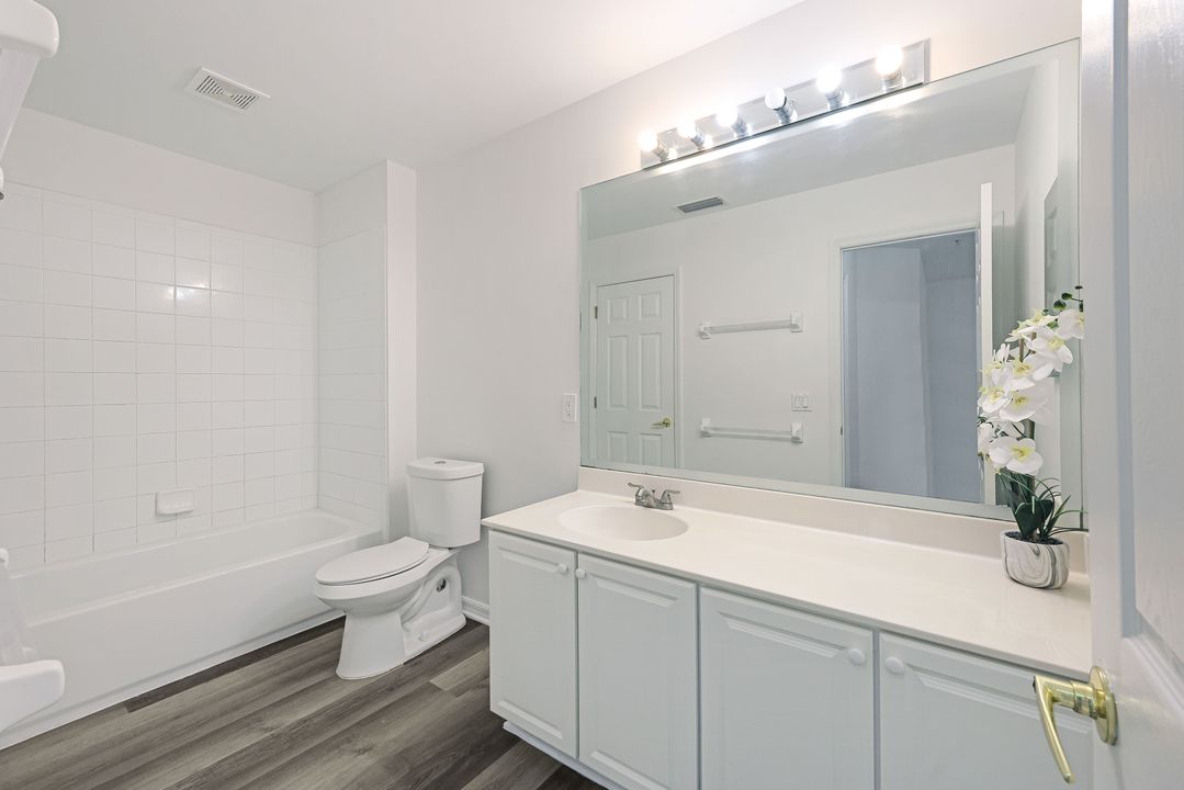 1152 Oxford Ln, Naples, FL 34105