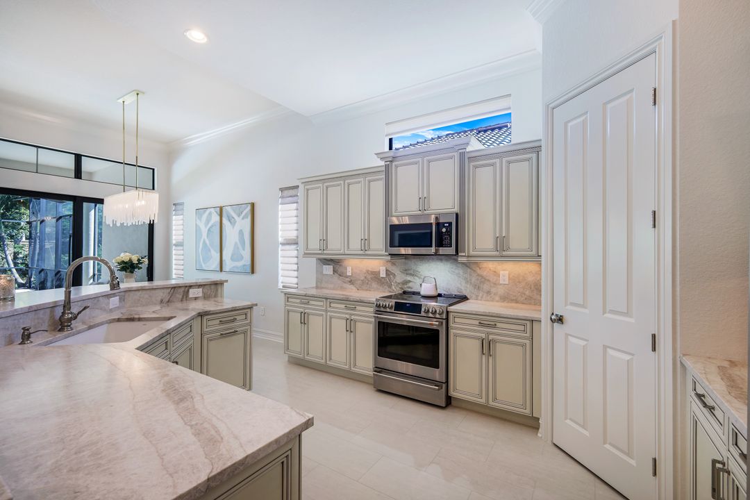 7319 Lantana Cir, Naples, FL 34119