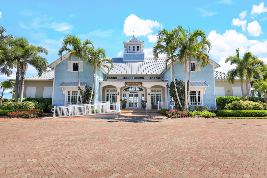 14863 Edgewater Cir, Naples, FL 34114