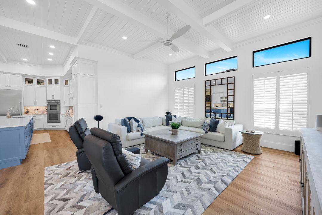 5092 Cerromar Dr, Naples, FL 34112