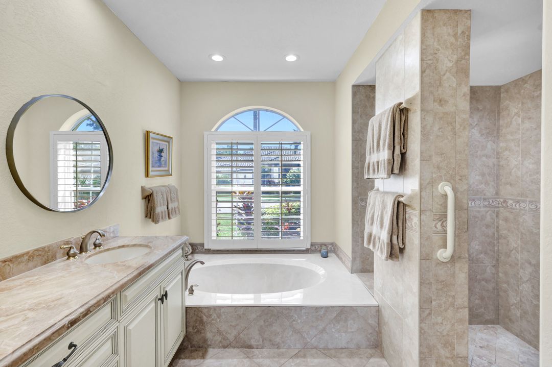 3750 Lakemont Dr, Bonita Springs, FL 34134