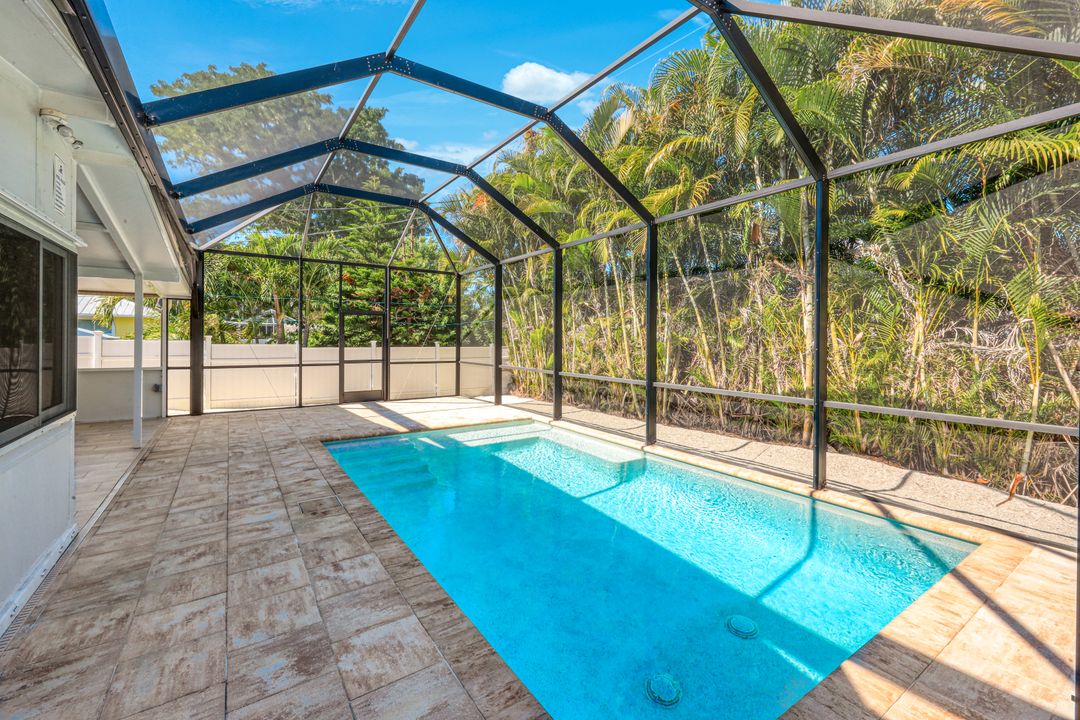 825 93rd Ave N, Naples, FL 34108