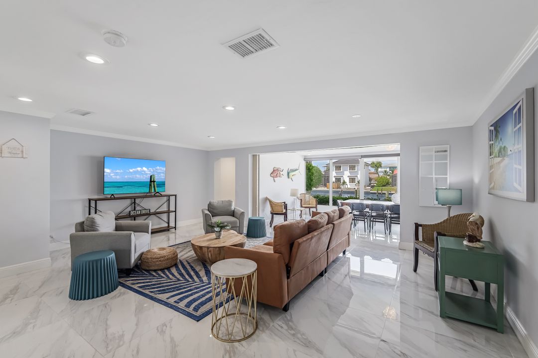 455 Bayside Ave, Naples, FL 34108