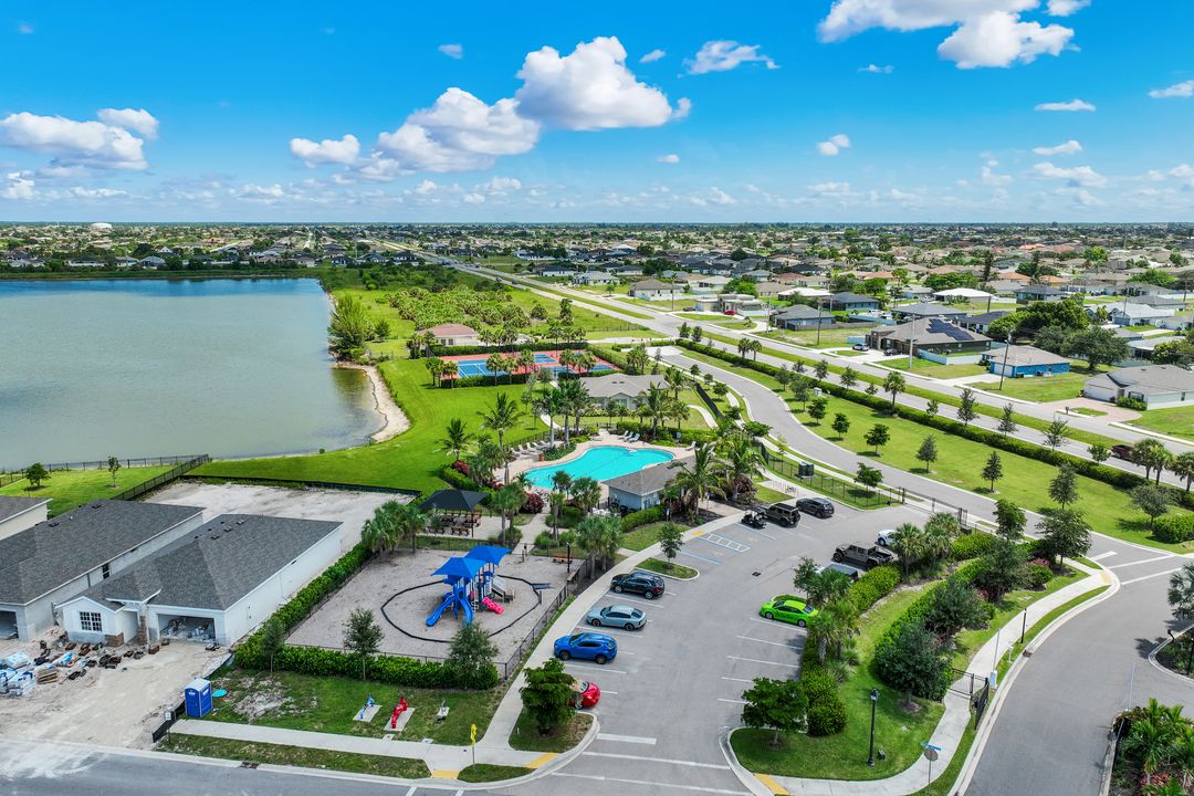 950 Stonewater Lk Ter, Cape Coral, FL 33993