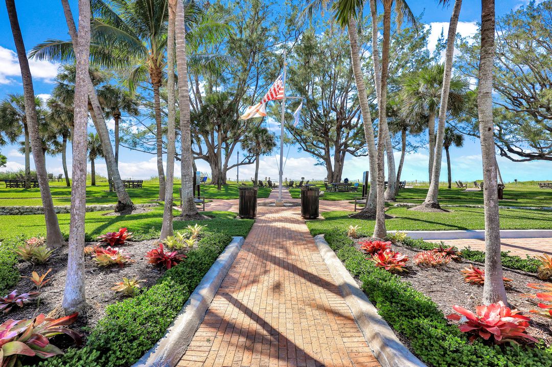 2000 Alamanda Dr #104, Naples, FL 34102