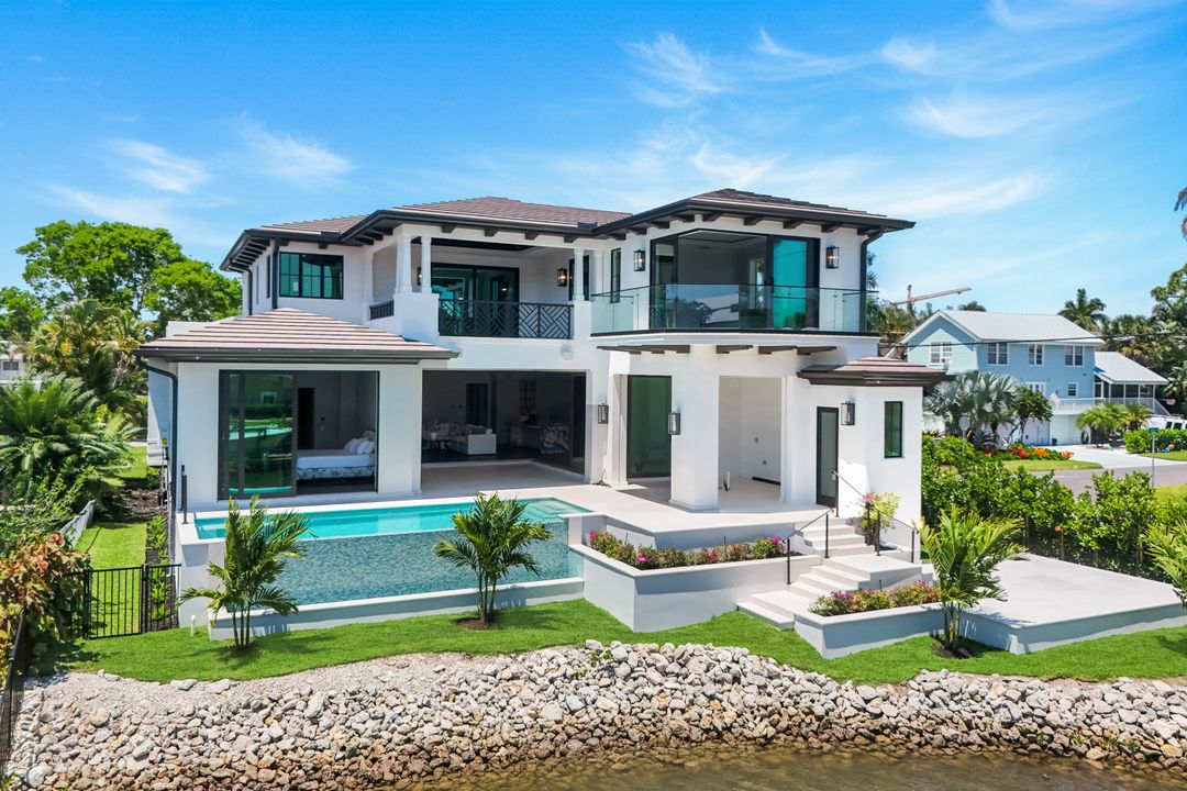 1690 Chesapeake Ave, Naples, FL 34102
