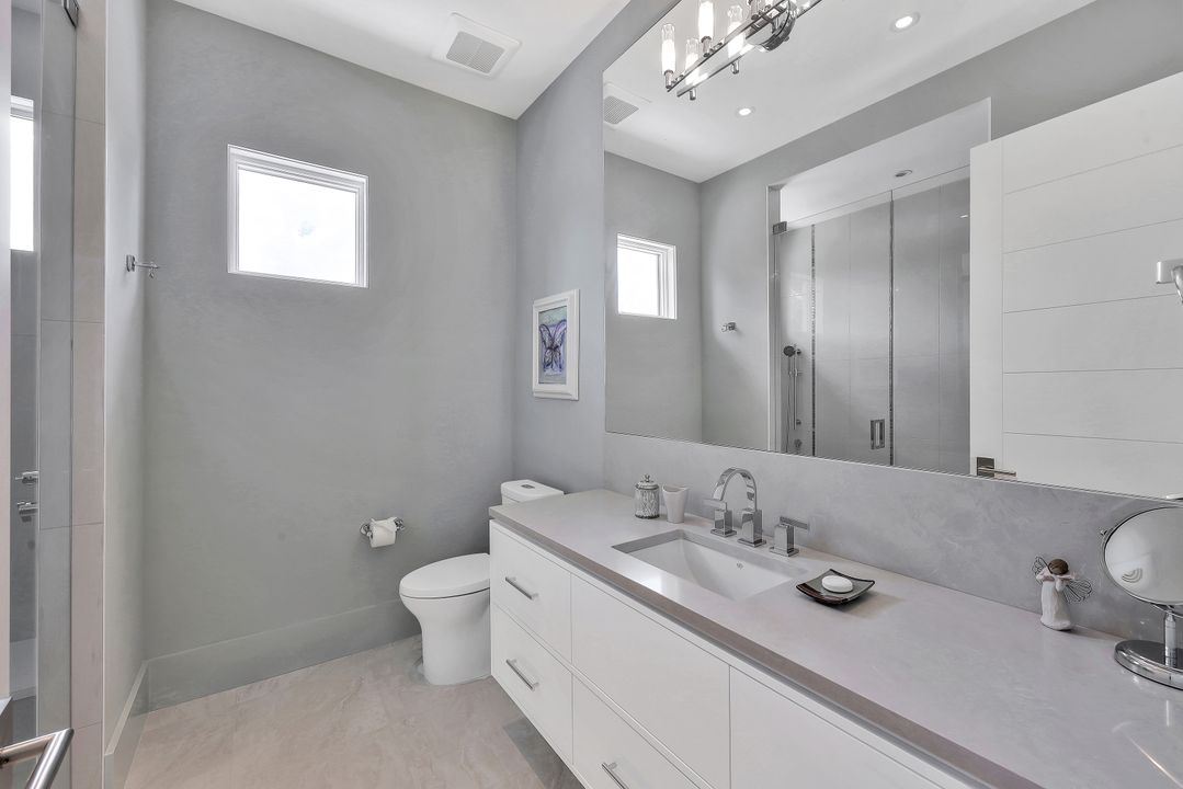 355 7th Ave S, Naples, FL 34102
