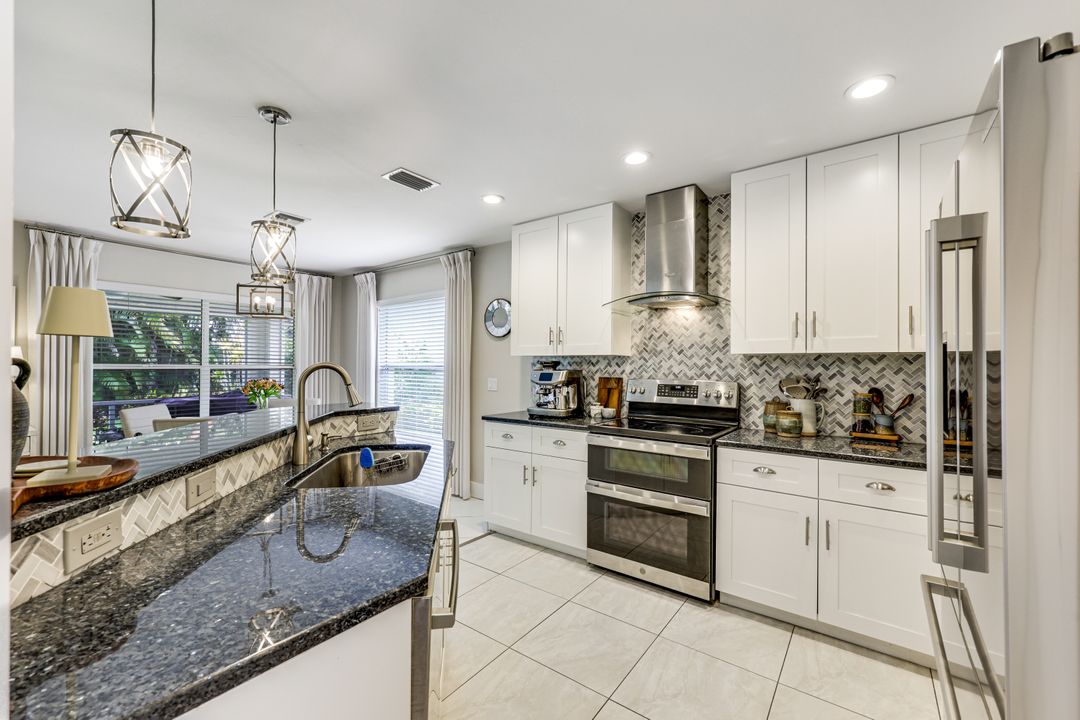 156 Stanhope Cir, Naples, FL 34104
