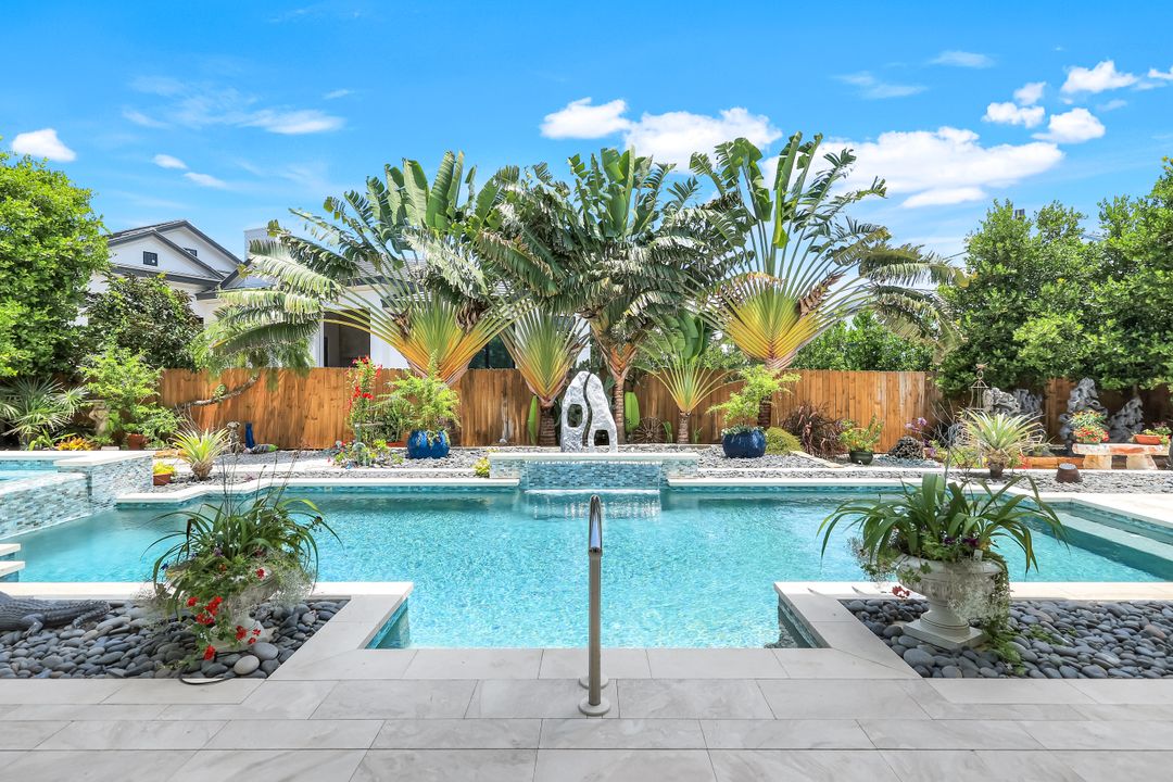 491 Wedge Dr, Naples, FL 34103