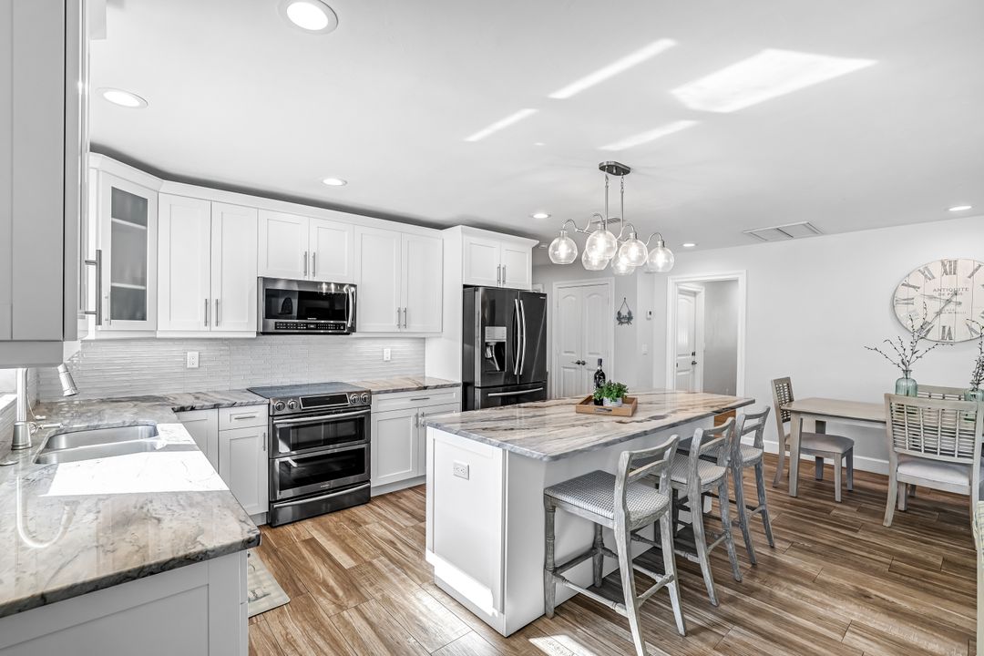 737 91st Ave N, Naples, FL 34108