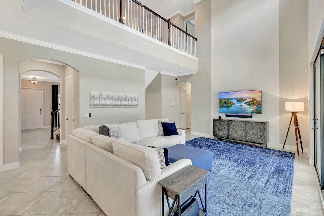2102 Antigua Ln, Naples, FL 34120