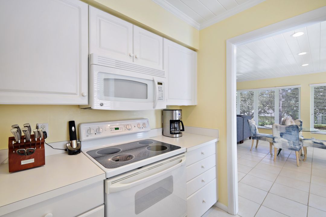 286 4th St S, Naples, FL 34102