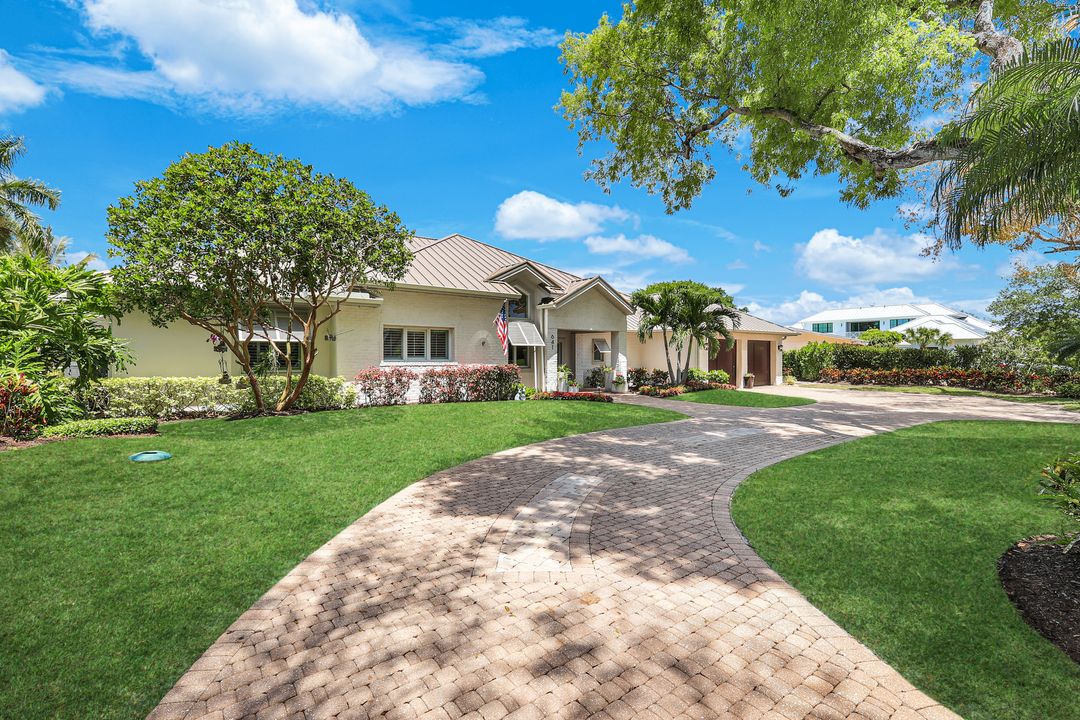 641 Pine Ct, Naples, FL 34102
