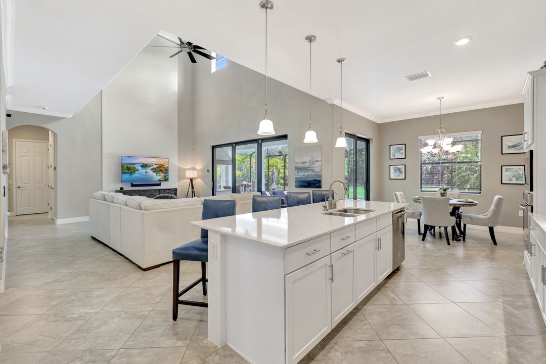 2102 Antigua Ln, Naples, FL 34120