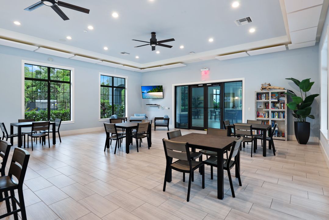 2542 Seychelles Dr #702, Naples, FL 34112