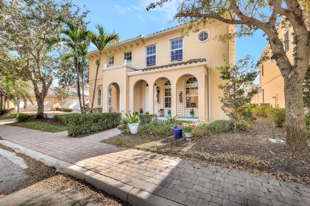 6210 Towncenter Cir, Naples, FL 34119