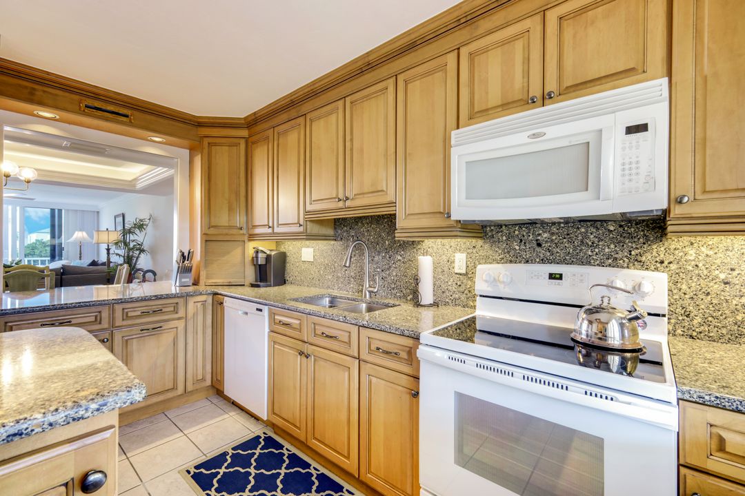 200 Periwinkle Way #214, Sanibel, FL 33957