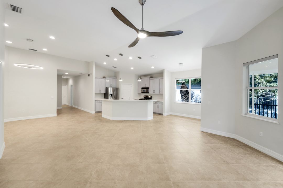 2040 Tarpon Bay Dr N #201, Naples, FL 34119