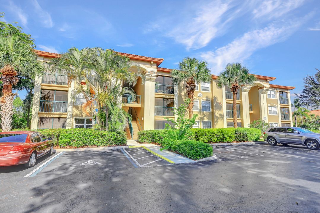 8960 Colonnades Ct E #916, Bonita Springs, FL 34135