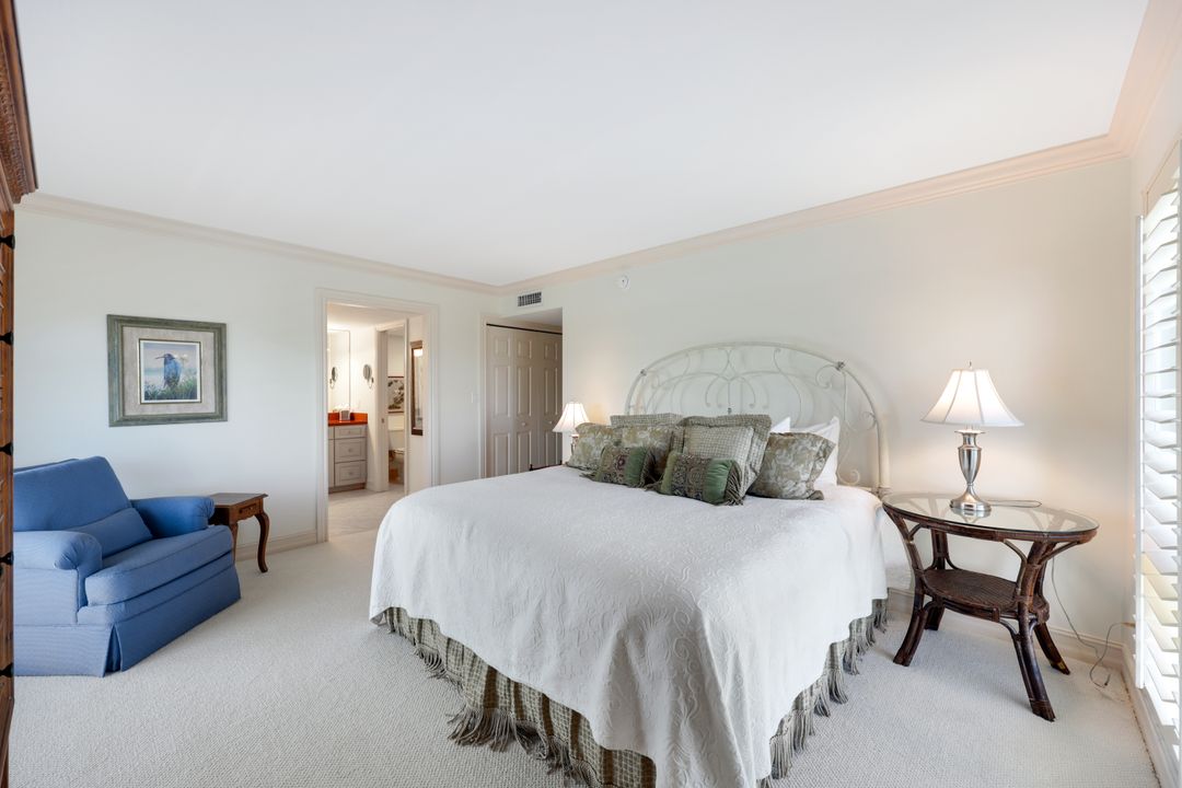 250 Park Shore Dr, Naples, FL 34103