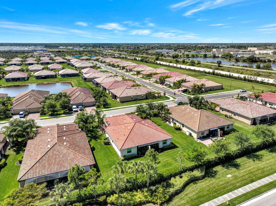 2072 Wellington St, Naples, FL 34120