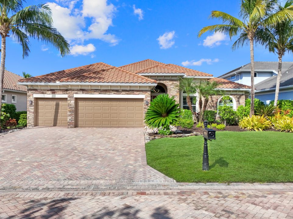 9075 Breakwater Dr, Naples, FL 34120