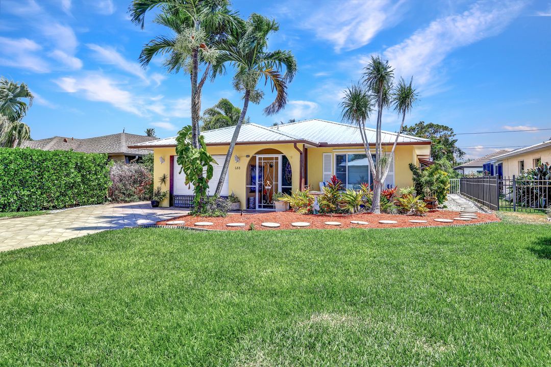 688 94th Ave N, Naples, FL 34108