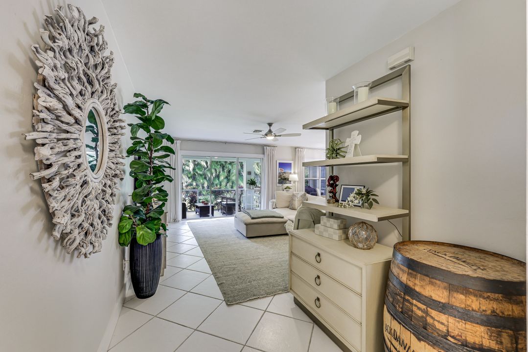 156 Stanhope Cir, Naples, FL 34104