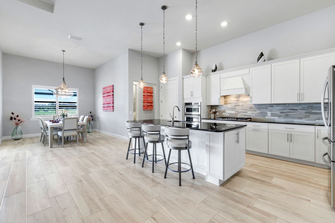 9428 Sanderling Ct, Naples, FL 34120