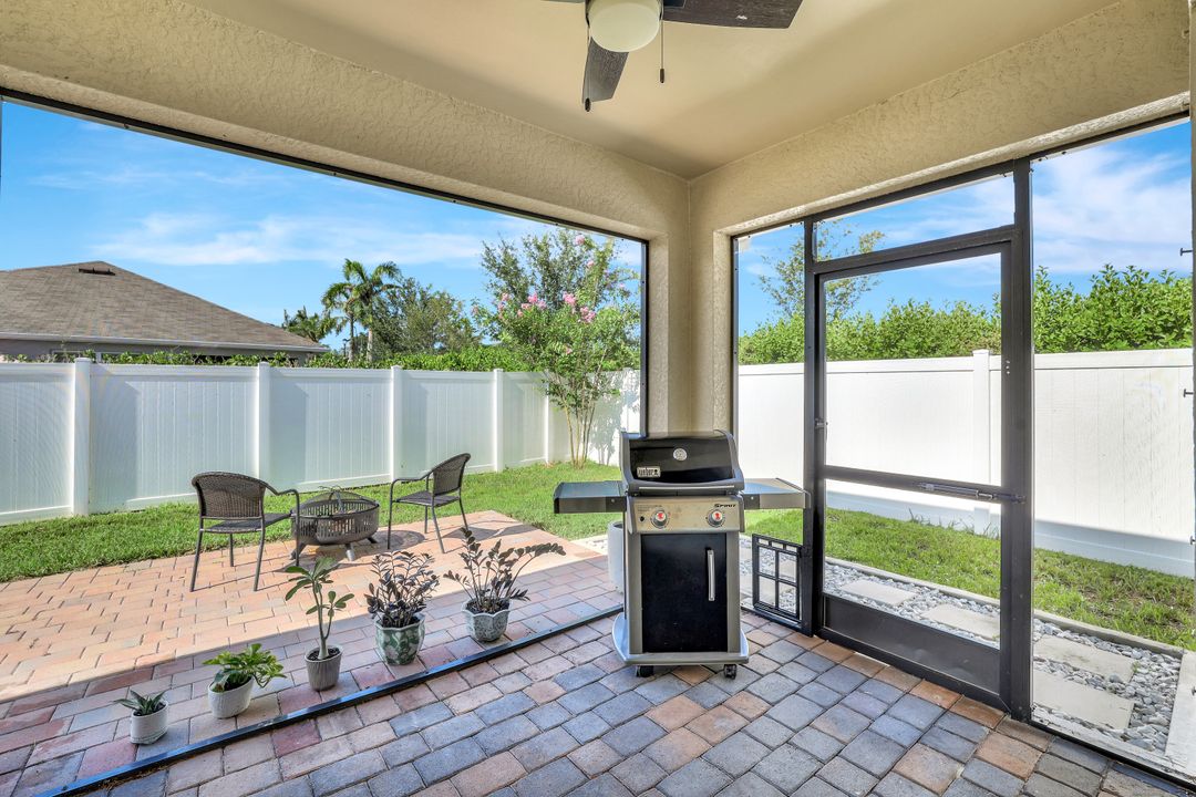 692 Hadley St E, Naples, FL 34104
