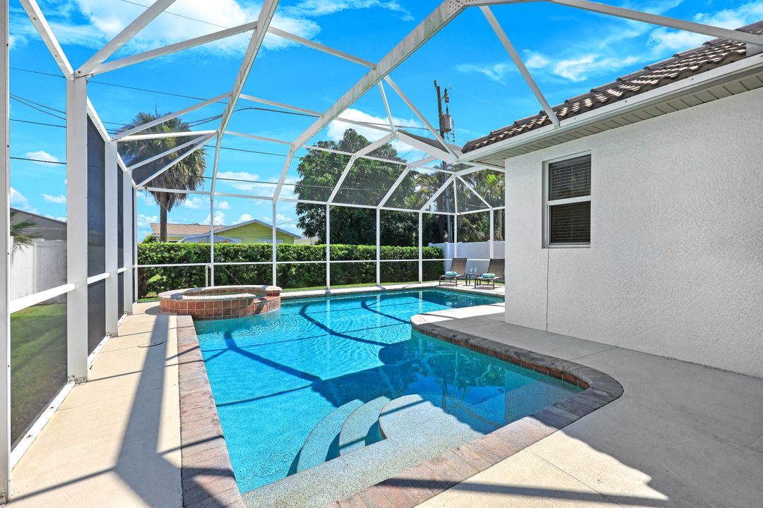587 97th Ave N, Naples, FL 34108