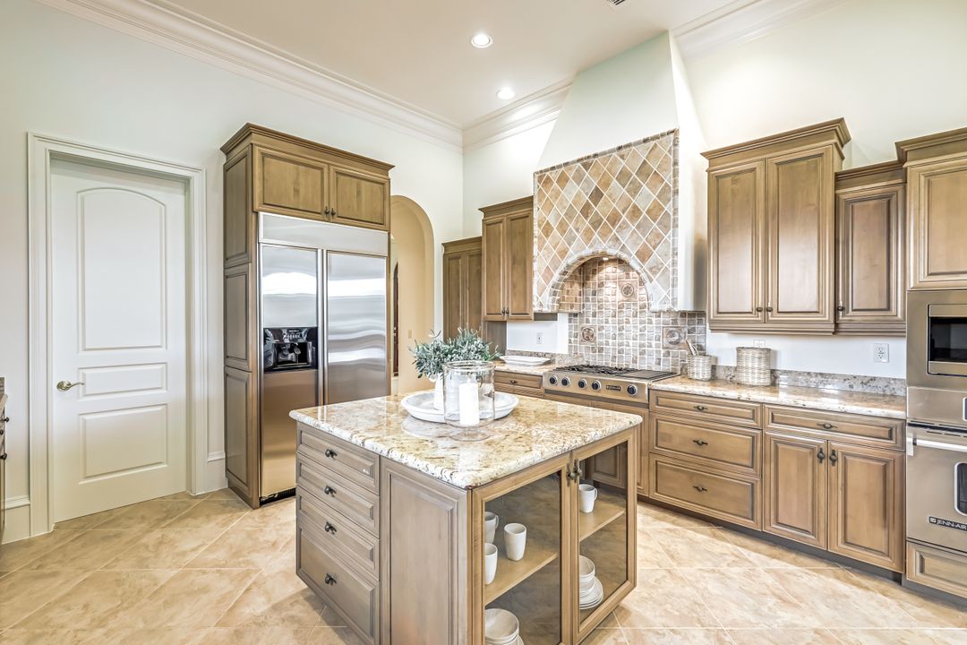 2861 Capistrano Way, Naples, FL 34105