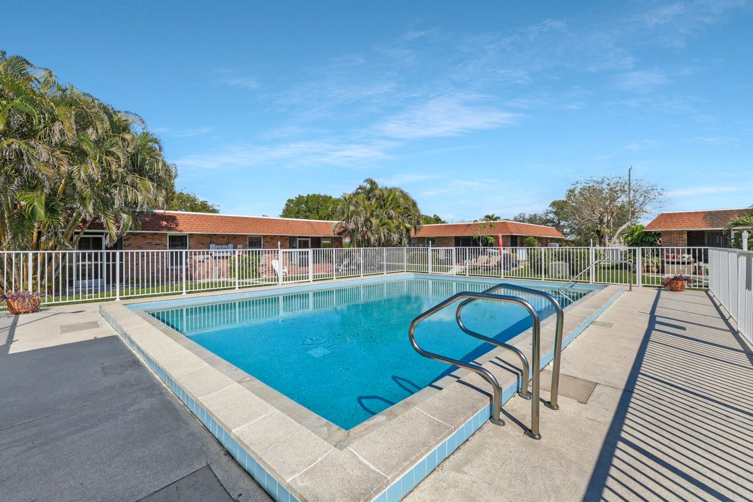 2710 Arbutus St, Naples, FL 34112