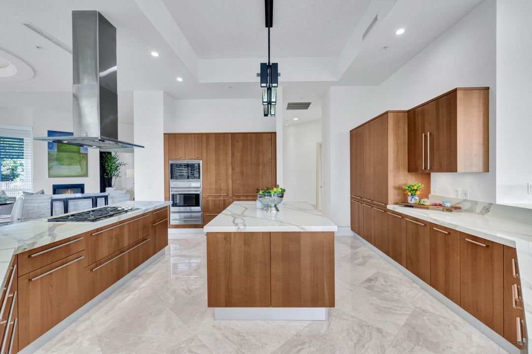 13675 Vanderbilt Dr #210, Naples, FL 34110