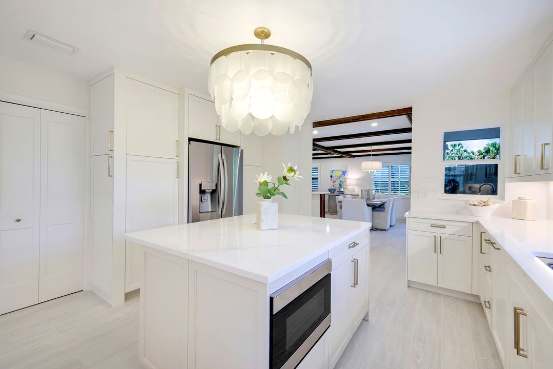 9602 Vanderbilt Dr, Naples, FL 34108