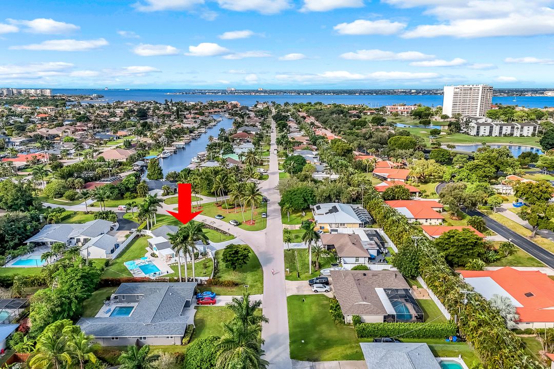 1086 N Town and River Dr, Fort Myers, FL 33919