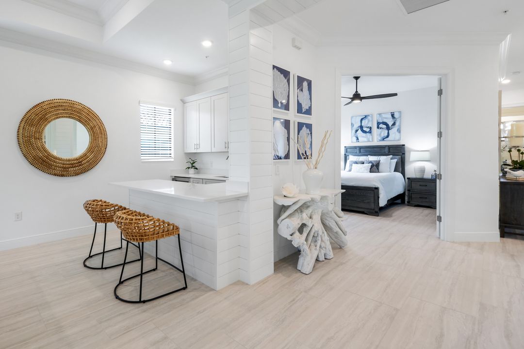 2472 Breakwater Wy #11-202, Naples, FL 34112