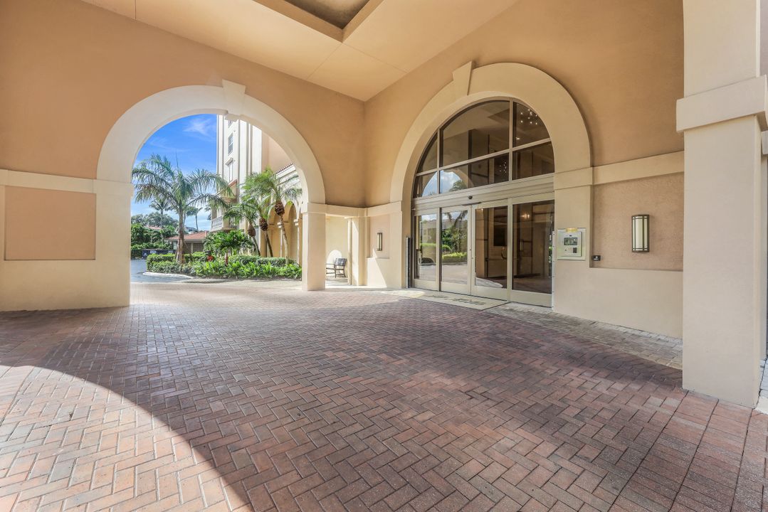 6585 Nicholas Blvd #905, Naples, FL 34108