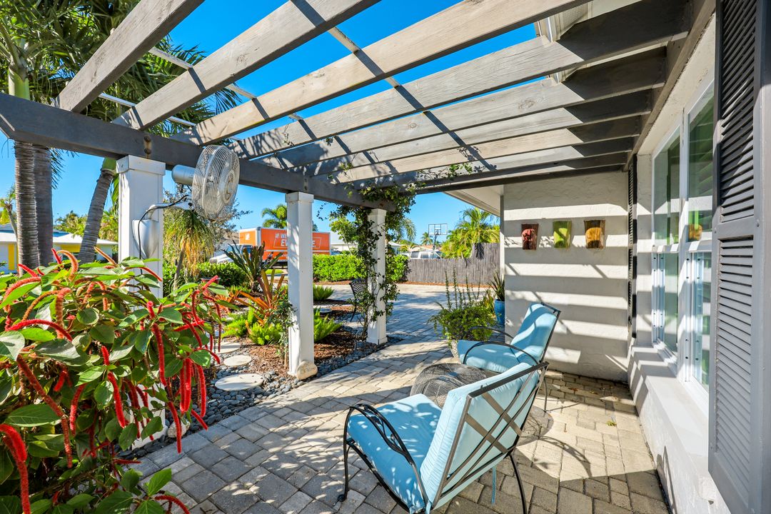 537 104th Ave N, Naples, FL 34108